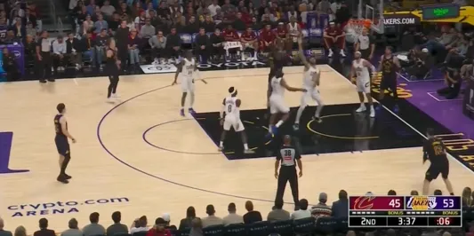 登录入口-找回场子！艾顿刚吐饼后连续命中，湖人领先到两位数分差